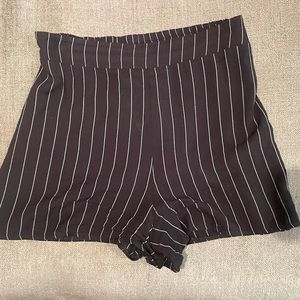Black pin stripe shorts!! Size S 🤍🤍🤍